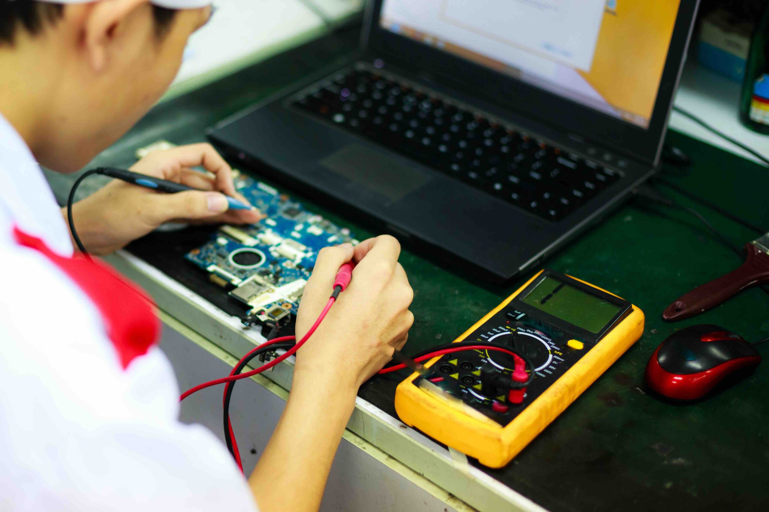 Eine Person führt einen Funktionstest an einer Platine aus